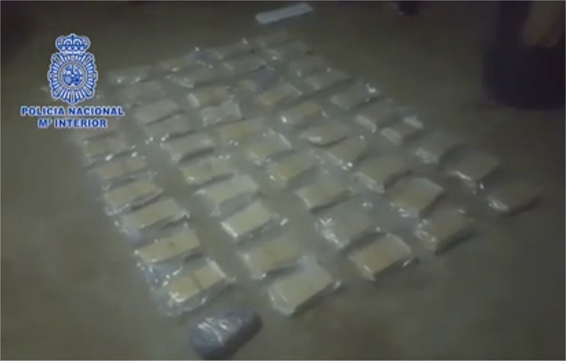 Paquetes de heroína intervenidos en el chalé de Vilagarcía, en una imagen de vídeo de la Policía.