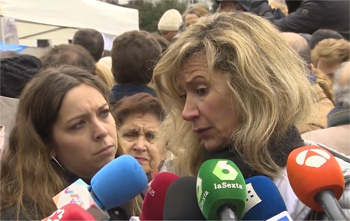 La madre de Diana Quer atiende a los medios durante la concentración en la Puerta de Sol.