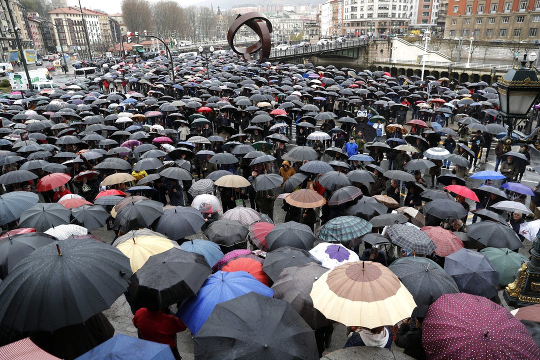 Cientos de jubilados volvieron a concentrarse ayer frente al Ayuntamiento de Bilbao, como cada lunes.