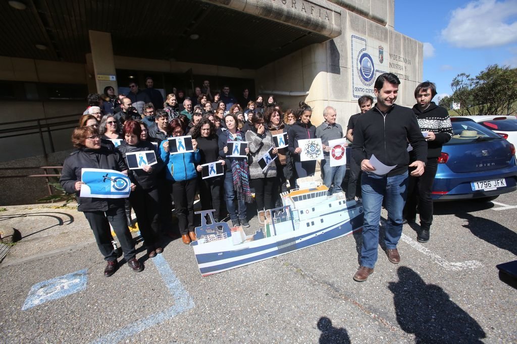 Los investigadores del centenario Instituto Oceanográfico de Vigo llevaron ayer a cabo una protesta y la lectura de un manifiesto.