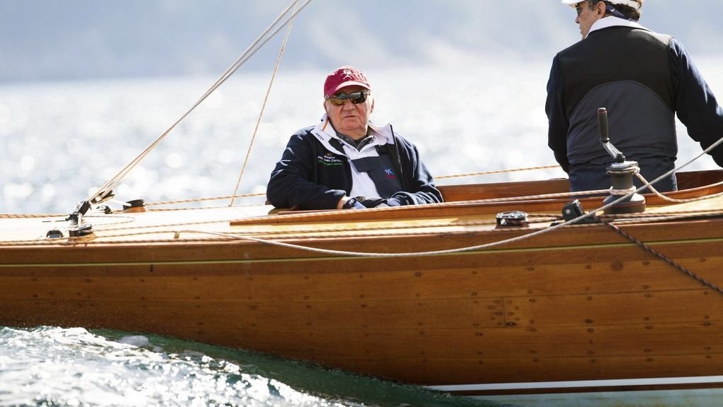 El rey emérito Juan Carlos de Borbón navega a bordo del &#34;Bribón&#34;, en 2015, en aguas de Sanxenxo.