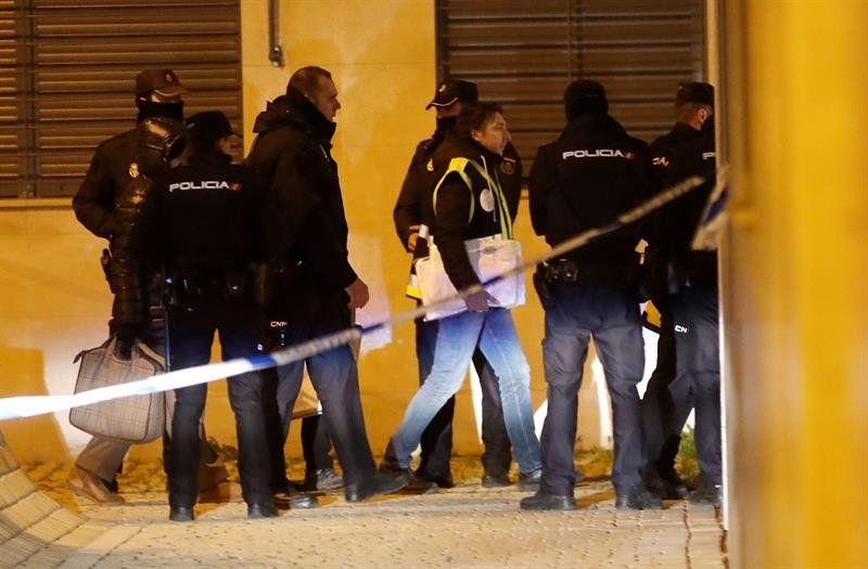 Miembros del la policía científica se han desplazado a la calle Benjamín Palencia de Getafe, donde dos menores han sido encontrados muertos
