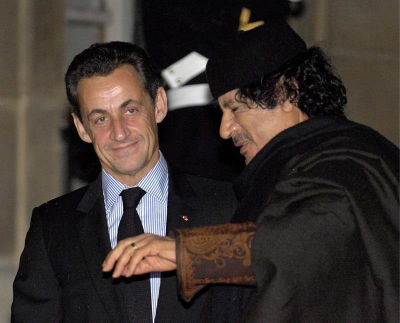 Nicolas Sarkozy (i), y el líder libio Muamar Gadafi durante una cena en el Palacio del Elíseo, en París