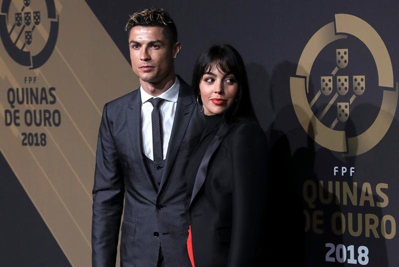 El jugador portugués del Real Madrid Cristiano Ronaldo (i) posa junto a su novia Georgina Rodríguez (d)