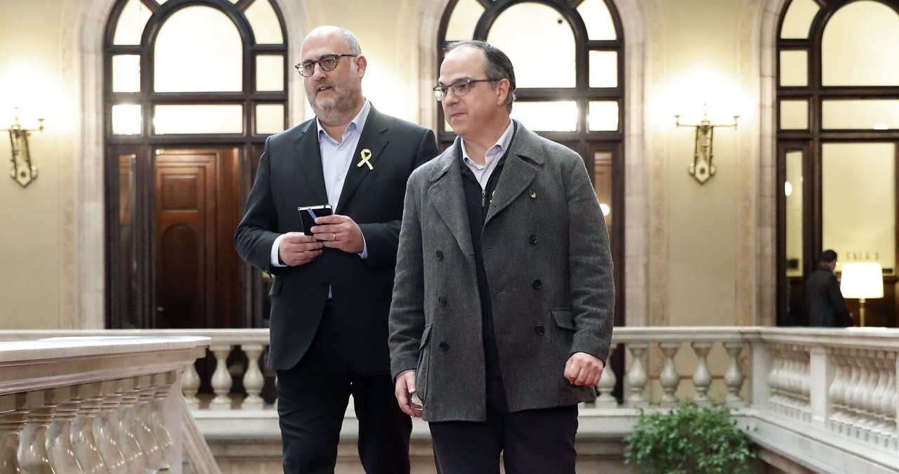 El diputado de Junts per Catalunya, Jordi Turull (d), junto al portavoz del grupo parlamentario, Eduard Pujol (i),