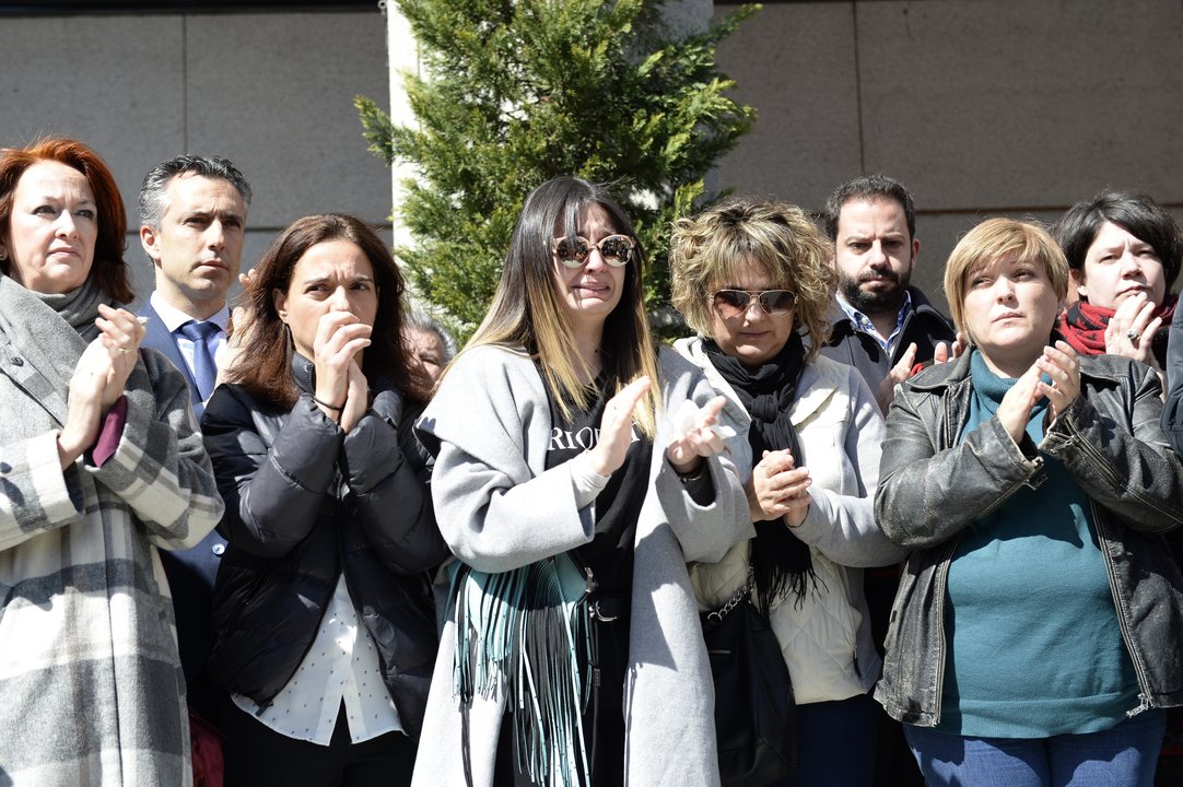 La alcaldesa de Getafe, segunda por la izquierda, junto a familiares de las víctimas en la concentración.