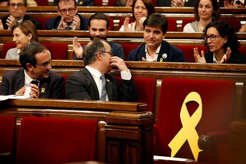 El candidato de Junts per Catalunya Jordi Turull (2i) habla con Sergi Sabrià (2d) y Marta Rovira (d) de ERC