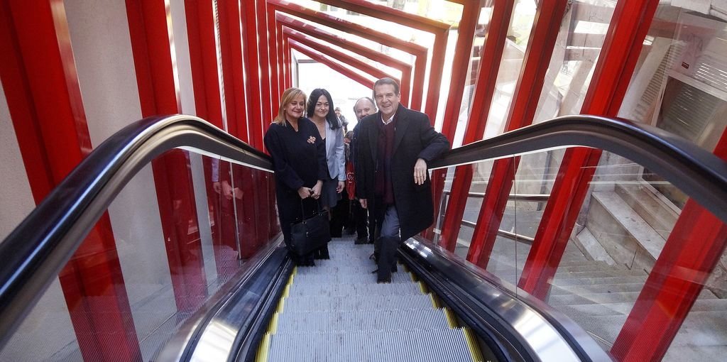 El alcalde Abel Caballero, la presidenta de la Diputación, Carmela Silva y el concejal David Regades, en la inauguración de las escaleras, ayer.