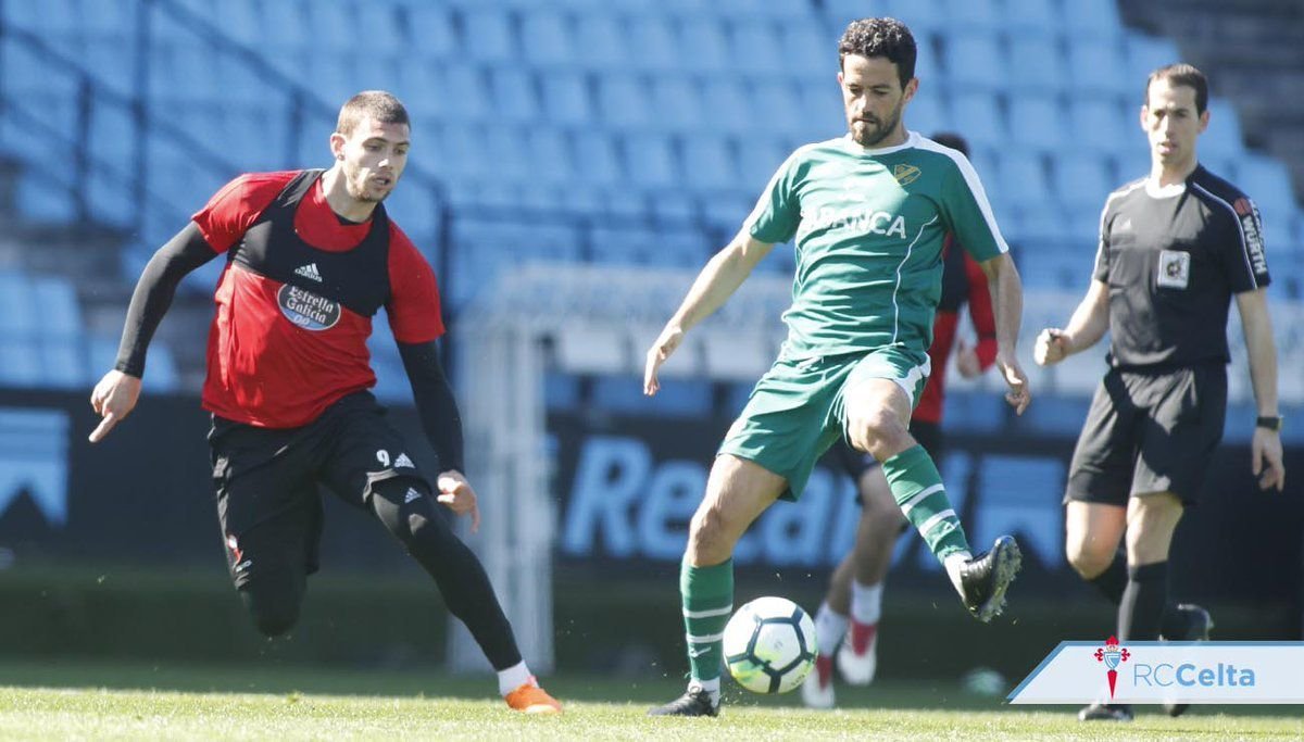 Lucas Boyé disputa un balón con Mateo en el amistoso celebrado ayer en el estadio de Balaídos.