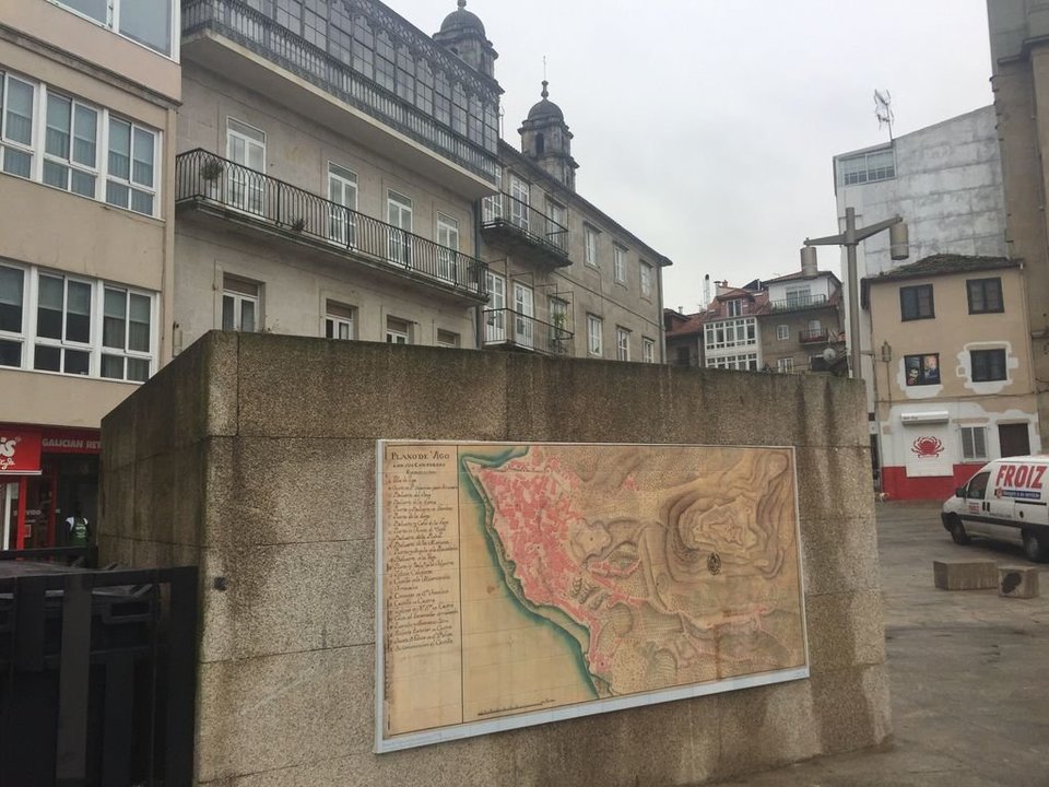 Otro de los azulejos con el plano de Vigo en 1773 en la plaza de A Pedra.