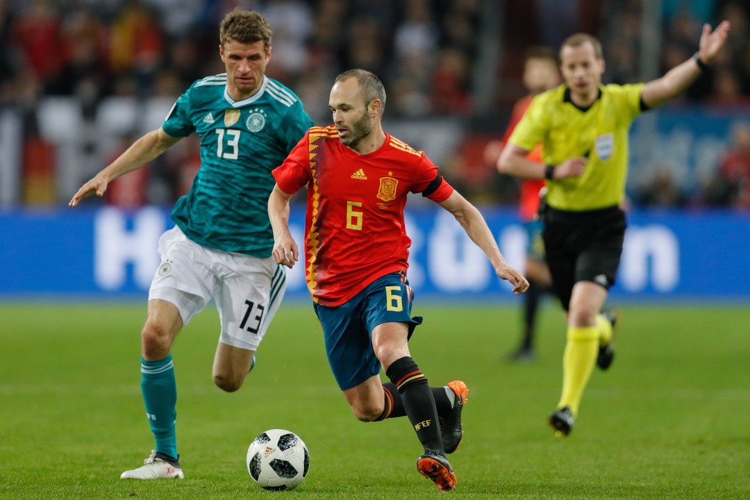 Iniesta, uno de los destacados en la primera parte, se lleva el balón ante Müller, autor del gol de Alemania.