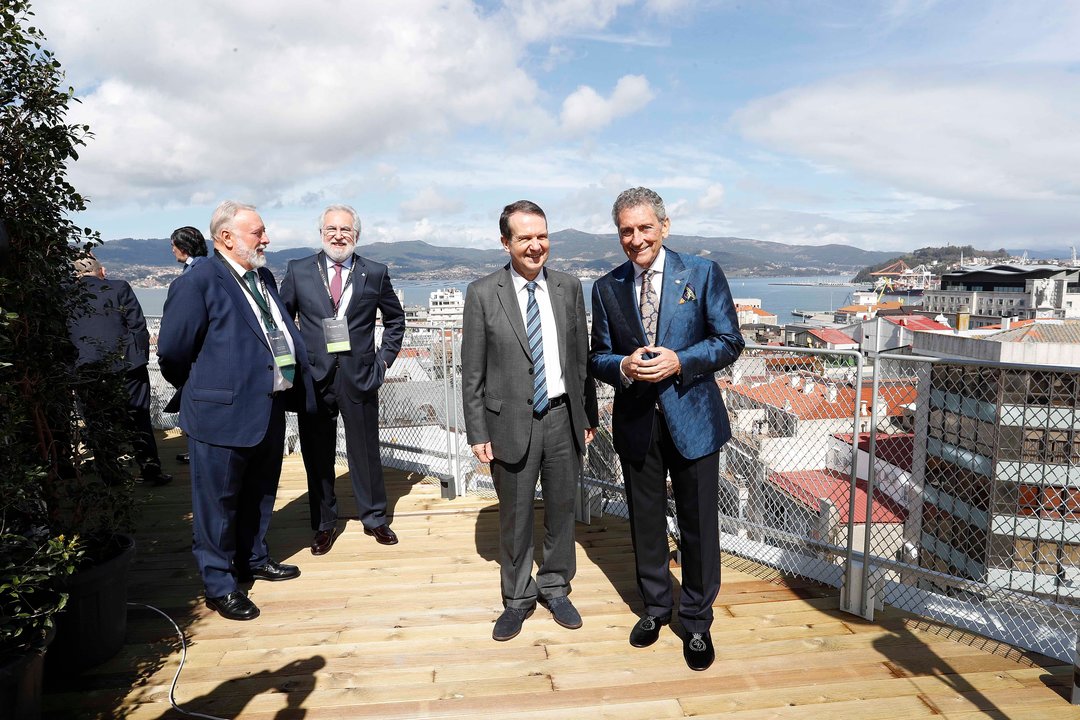 El alcalde de Vigo, Abel Caballero, posa con el presidente del Celta, Carlos Mouriño, el pasado sábado.