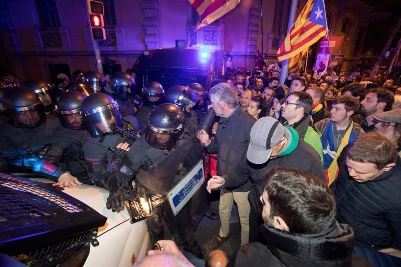 Los Mossos d'Esquadra impiden el paso de manifestantes en la inmediaciones de la Delegación del Gobierno en Barcelona