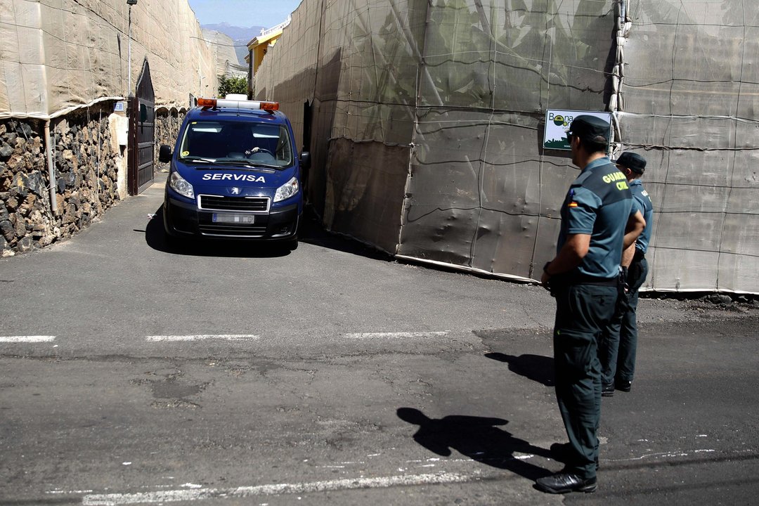 La Guardia Civil supervisa el traslado de los tres cadáveres encontrados.