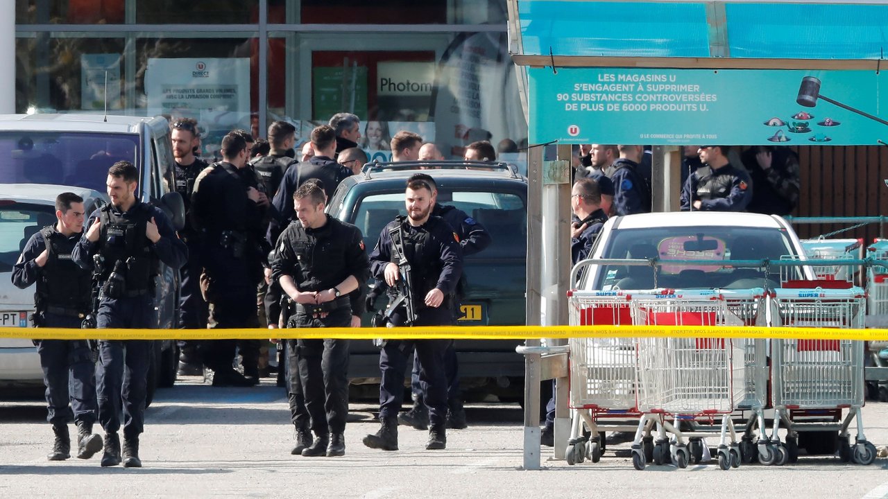 Efectivos de la Gendarmería francesa junto al supermercado donde tuvo lugar la toma de rehenes.