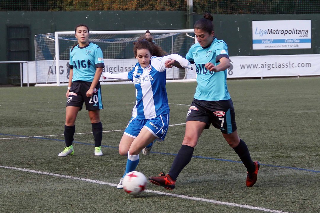 Lorena juega un balón ante la presión de una jugadora del Deportivo.