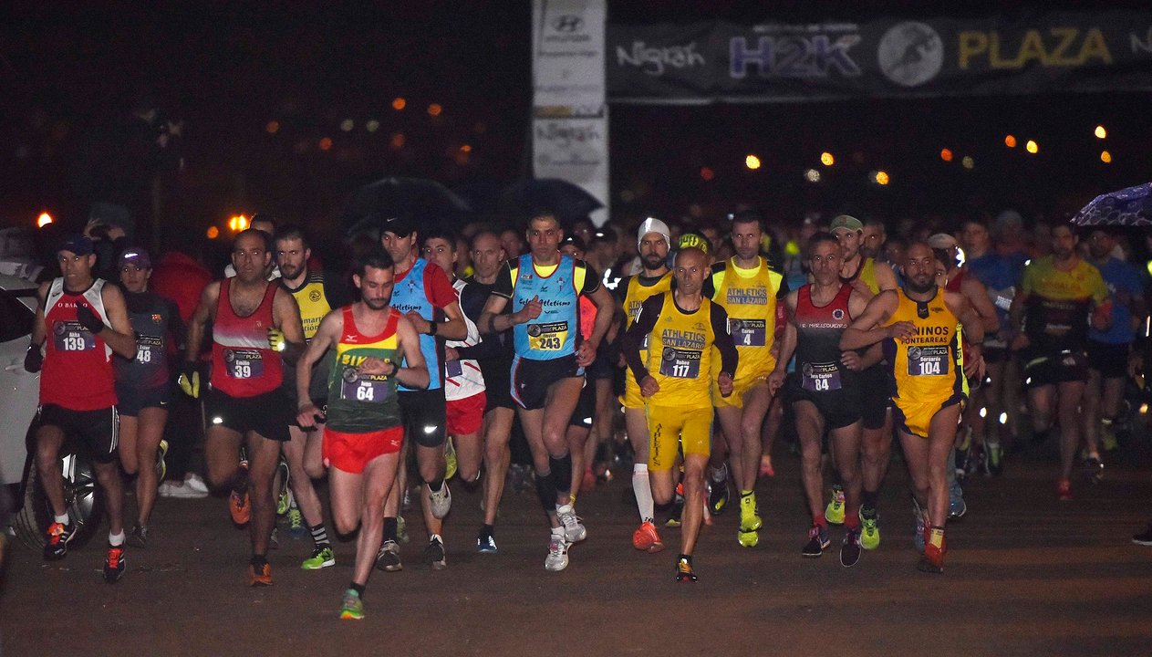 Cerca de doscientos deportistas terminaron la carrera H2K Plaza Nocturna, disputada ayer en Nigrán.