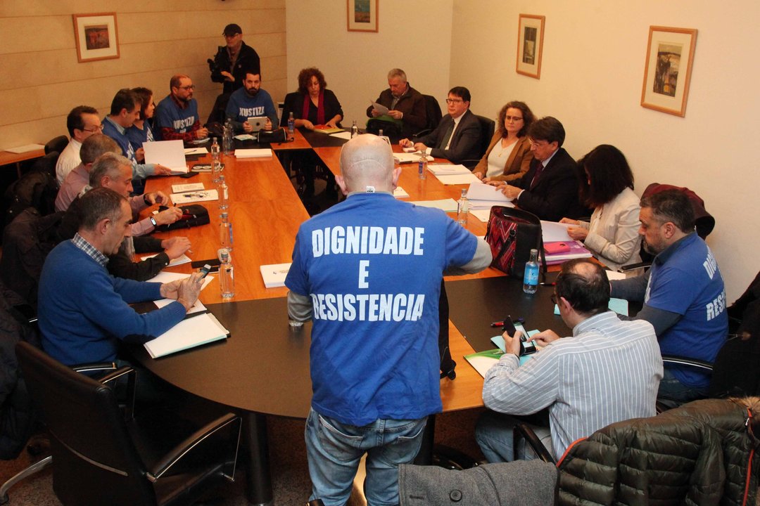 Sindicalistas y miembros de la Xunta, durante el encuentro en San Caetano.