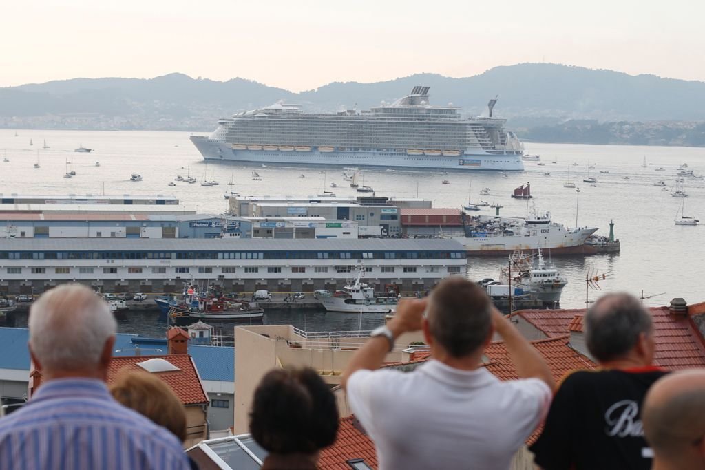 El &#34;Oasis of the Seas&#34;, hasta este año el mayor crucero del mundo, en Vigo.
