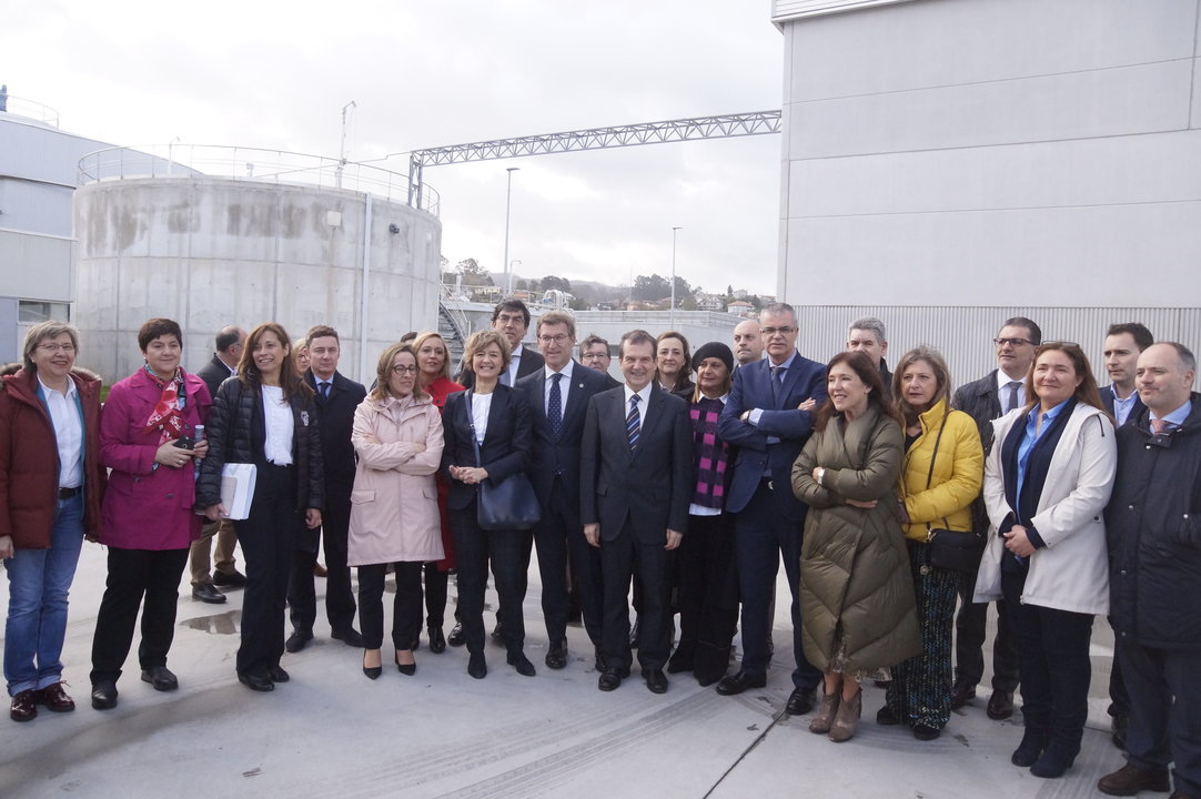 Las autoridades que asistieron a la inauguración de la depuradora, con la ministra Tejerina, el presidente gallego Feijóo y el alcalde Caballero, a la cabeza.