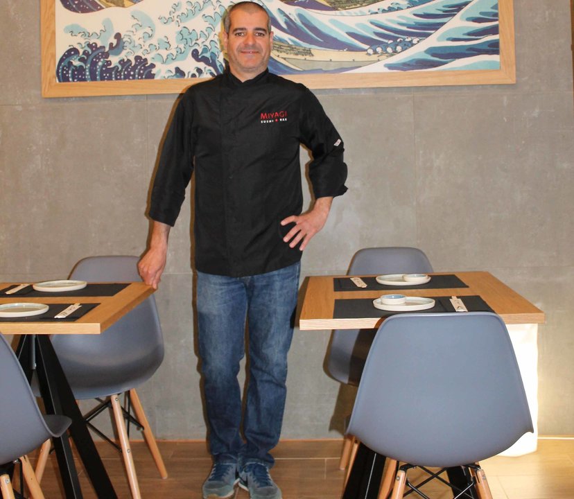 Javier Pereira Vázquez en su restaurante poco antes de iniciar el servicio
