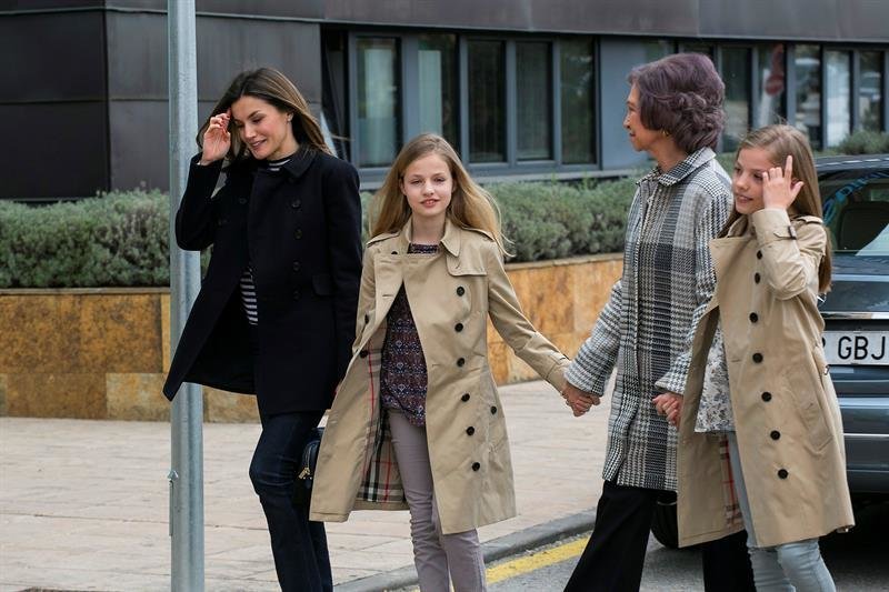 La reina Letizia acompañada por la reina Sofía, la princesa Leonor y la infanta Sofía a su llegada esta mañana a la Clínica
