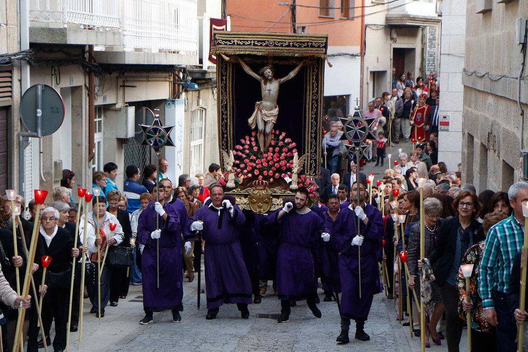 La procesión cuenta con numerosos fieles en todo el municipio.