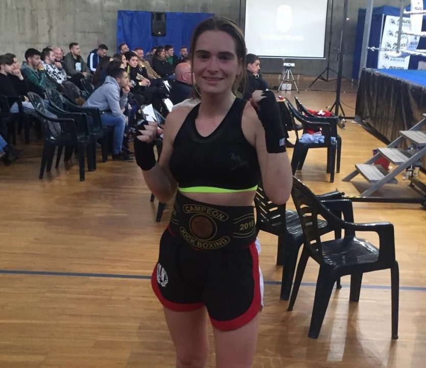 Natalia Rial, con el cinturón del Campeonato de Galicia obtenido en Miño.
