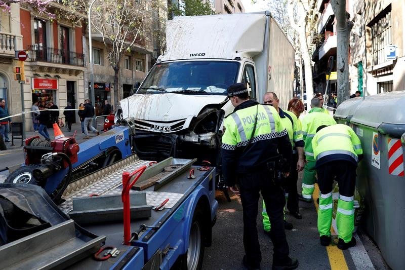 Agentes de la Guardia Urbana de Barcelona retiran el camión que circulaba por la calle Aragón de Barcelona