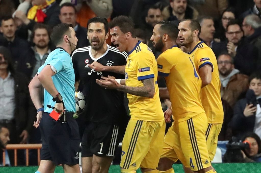 Los jugadores de la Juventus, con Buffon a la cabeza, protestan el penalti del pasado miércoles.