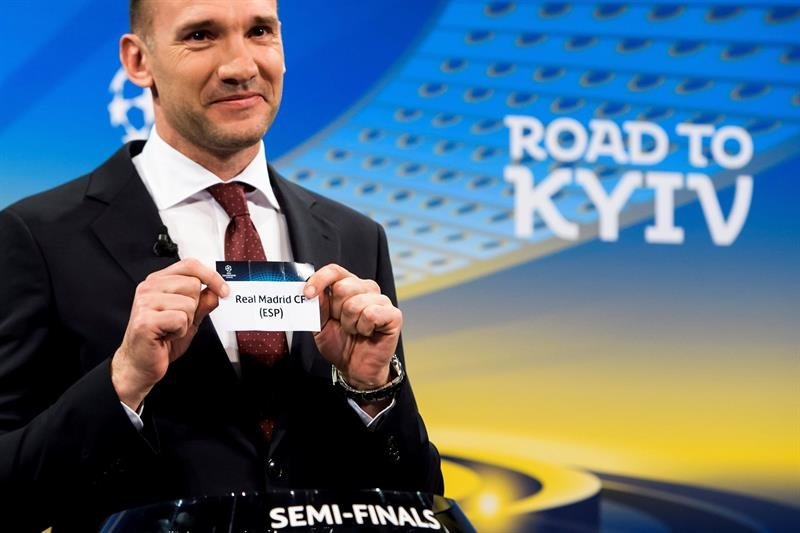 El embajador de la próxima final de la Liga de Campeones, el exfutbolista Andriy Shevchenko, muestra la papeleta del Real Madrid