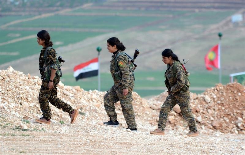Efectivos de las Unidades de Protección de la Mujer (YPJ, en sus siglas en kurdo), rama femenina de las milicias kurdas, vigilan en un punto de control de Sinjar, Irak