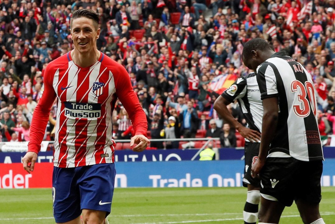 Fernando Torres celebra su gol de ayer contra el Levante.