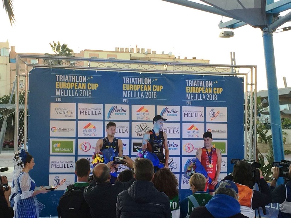 Antonio Serrat (d) logró la medalla de bronce en la Copa de Europa disputada ayer en Melilla
