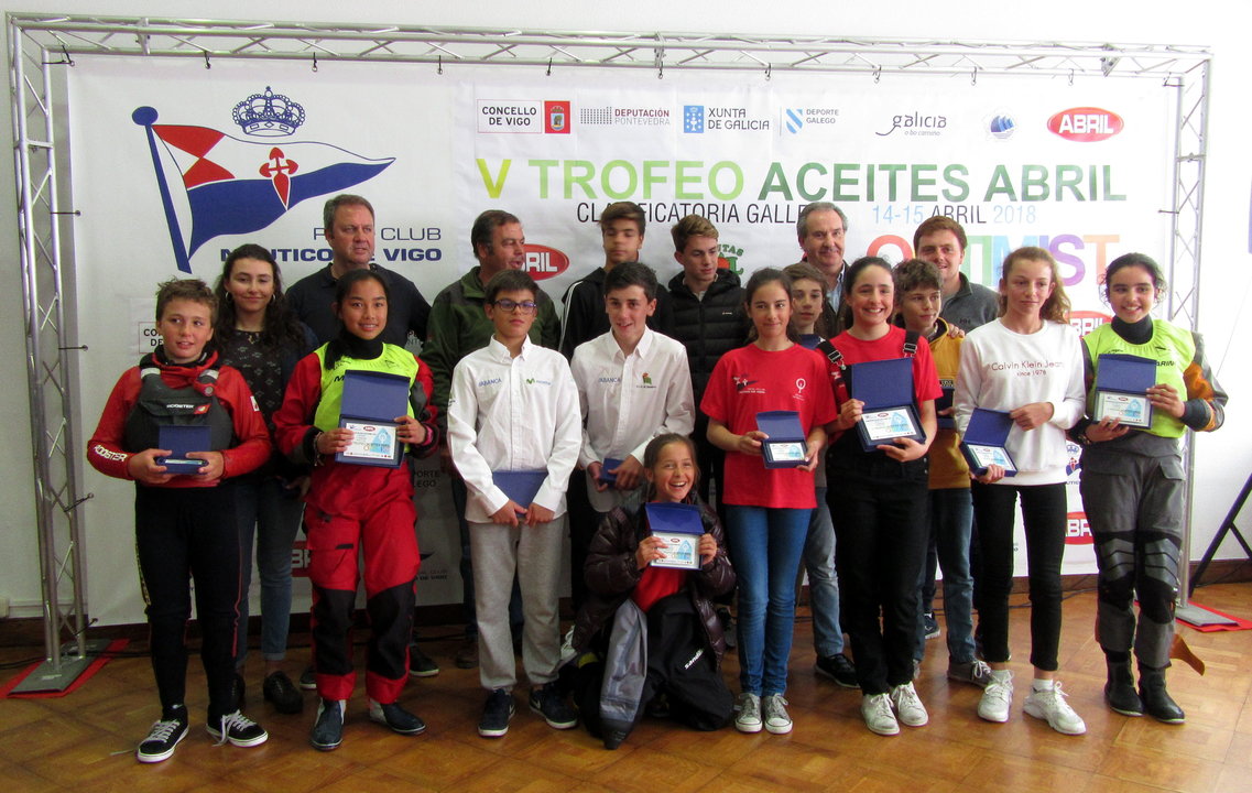 Los ganadores de la Regata Aceites Abril, tras la entrega de premios.