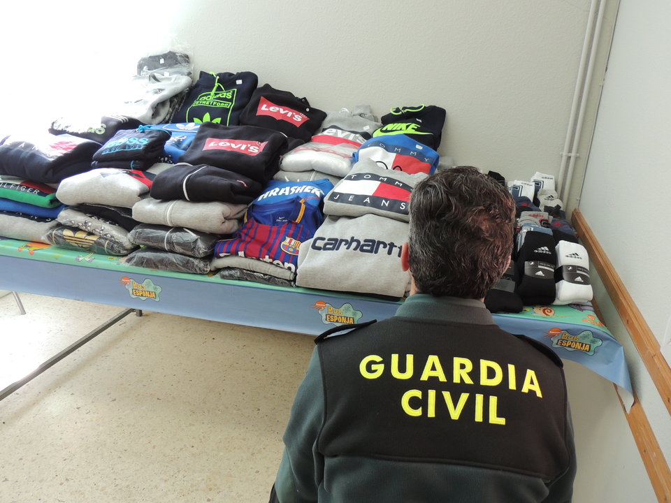 La Guardia Civil se ha incautado de una partida de ropa, mayoritariamente camisetas, sudaderas y calcetines, supuestamente falsificados, en el mercadillo de la tradicional feria de Bandeira (Silleda) y cuyo valor en el mercado asciende a unos 5.400 euros.