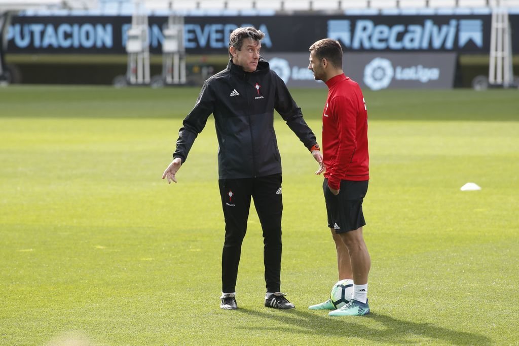 Juan Carlos Unzué charla con Jonny en el entrenamiento de ayer.