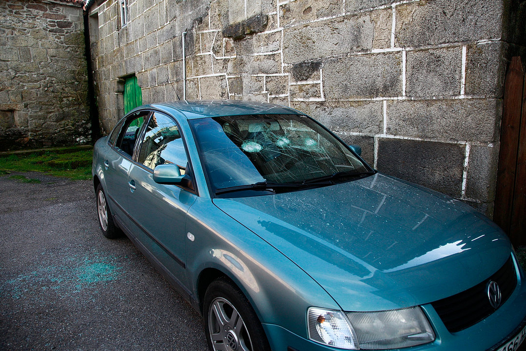 El vehículo de la víctima con los cristales rotos a causa de los disparos.