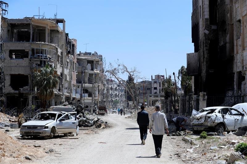 Una calle en ruinas en Duma, cerca de Damasco, después de que el ejército sitio tomara su control.