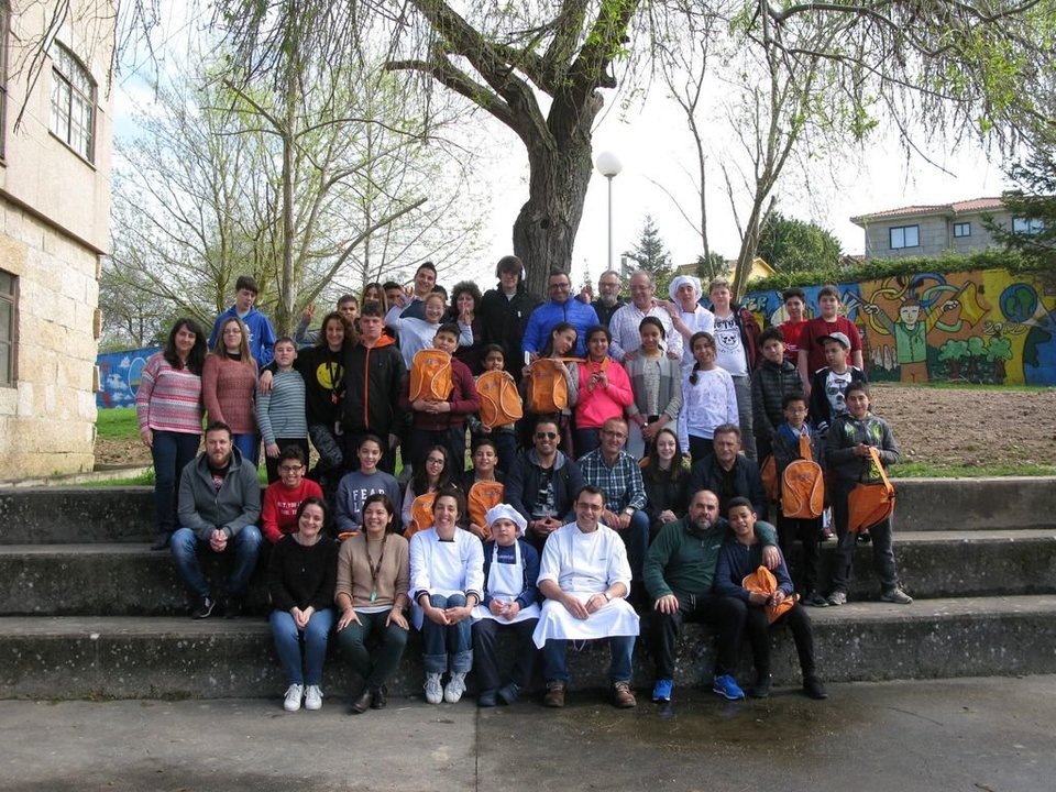 Fotografía de grupo de los alumnos del Luis Vives de Marruecos y los del CEE Panxón.