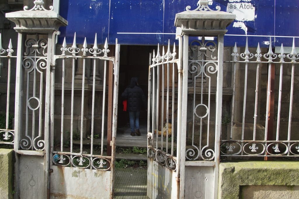 La entrada al antiguo asilo, el edificio emblemático del Barrio do Cura.