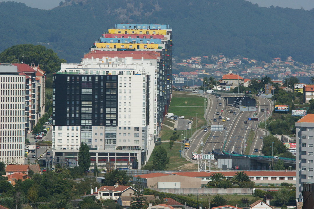 La VG-20, el Cinturón de Vigo, pasa ante los edificios del polígono de Navia.