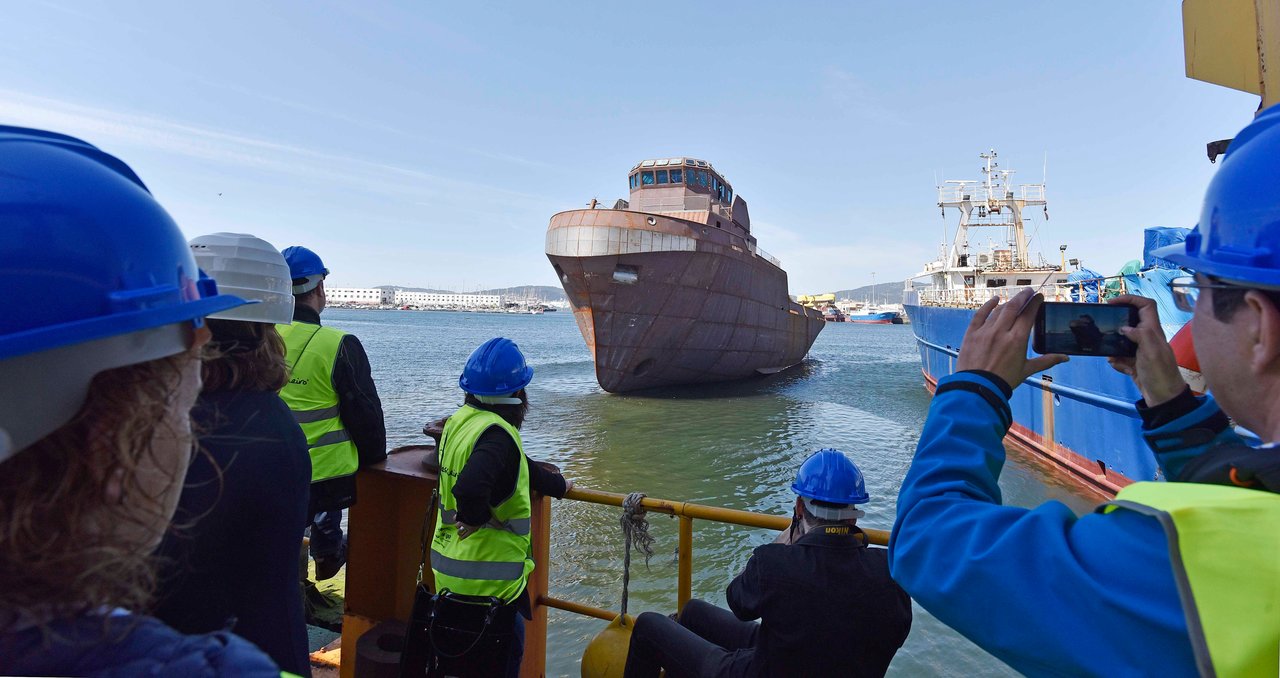 Astilleros Cardama botó ayer el buque multipropósito para Senegal, e invitó a un grupo de Vigo Pesqueiro a conocer el procedimiento.