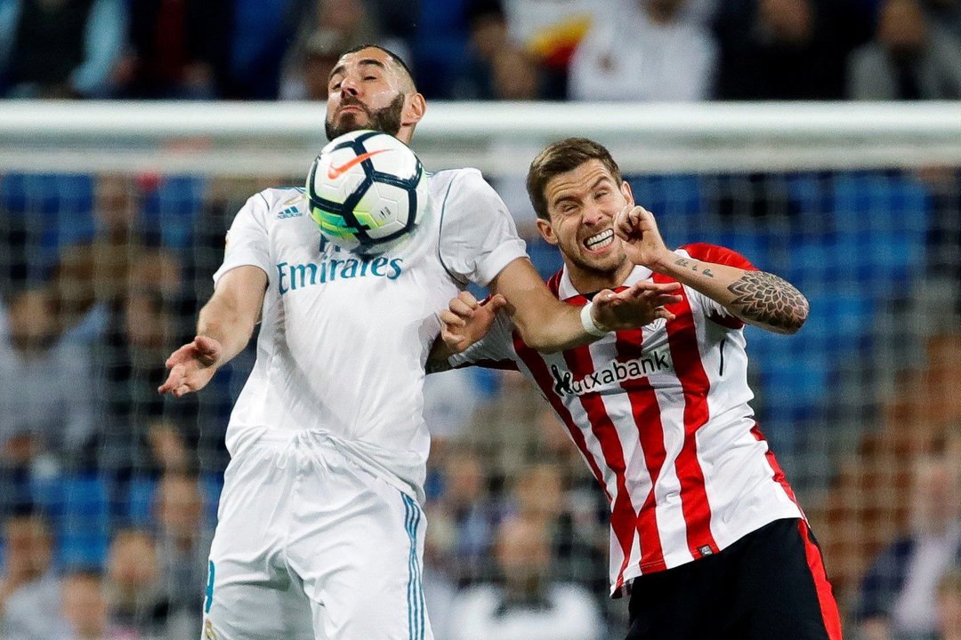 Benzema trata de controlar el balón ante Iñigo Martínez.