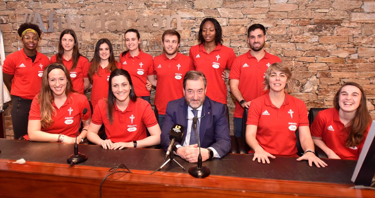 Presidente, cuerpo técnico y gran parte de la plantilla del Celta Zorka, ayer en el acto previo a la fase de ascenso de Valencia.