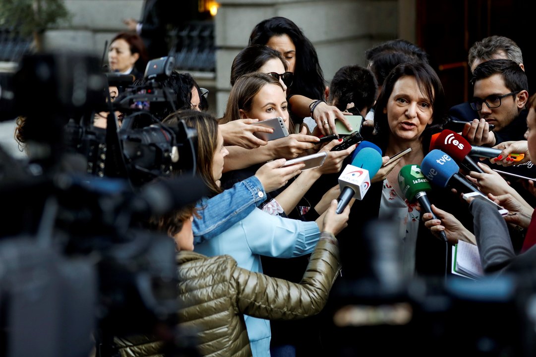 Carolina Bescansa, atendiendo a los medios de comunicación a las puertas del Congreso.