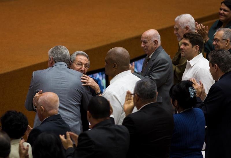 El presidente de Cuba, Raúl Castro, abraza al que será su sustituto, Miguel Díaz-Canel.