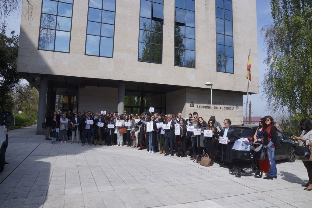 La concentración de letrados contó con el apoyo del colectivo Abogados Novos.