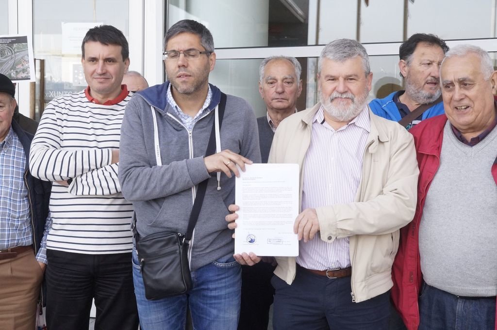 Las asociaciones de vecinos de Teis y Chapela, con la petición, ayer en la Xunta en Vigo.