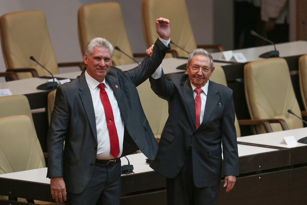 Raúl Castro levanta el brazo su sustituto en la Presidencia de Cuba, Miguel Díaz-Canel